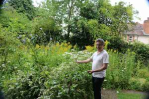 Henrique Vieira Filho junto à nogueira (Walnut) do próprio Edward Bach, no Bach Centre
